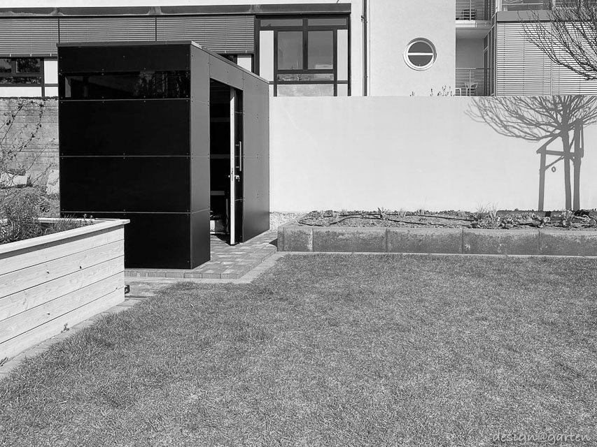Moderna pool house in elegante nero: una dichiarazione di stile