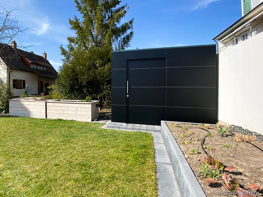 Moderna pool house in elegante nero: una dichiarazione di stile