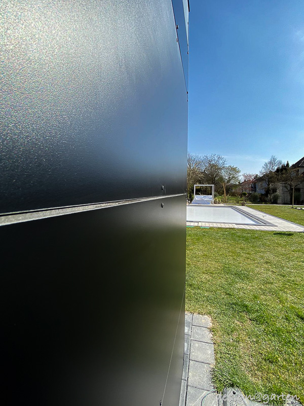 Moderna pool house in elegante nero: una dichiarazione di stile