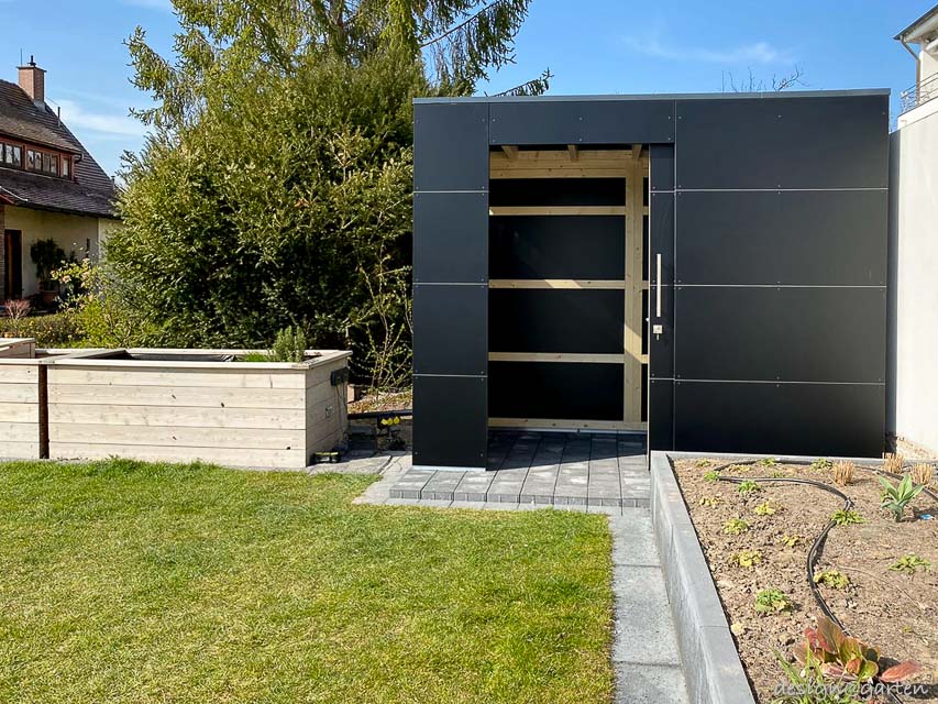 Moderna pool house in elegante nero: una dichiarazione di stile