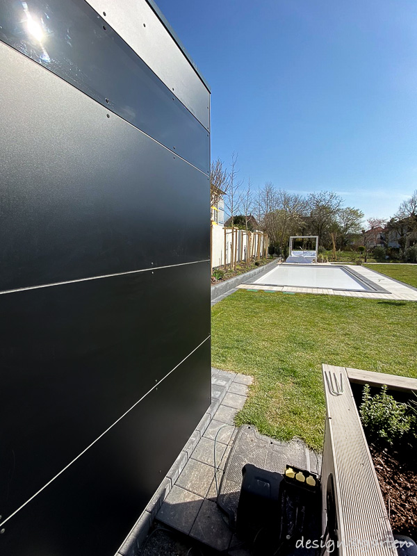 Moderna pool house in elegante nero: una dichiarazione di stile
