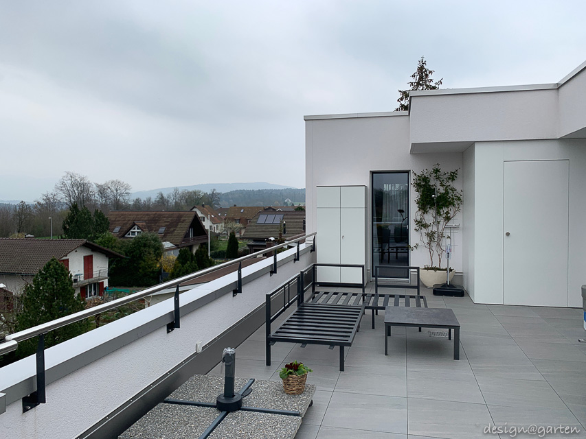 Armadio alto resistente alle intemperie su una terrazza sul tetto nella regione di Zurigo