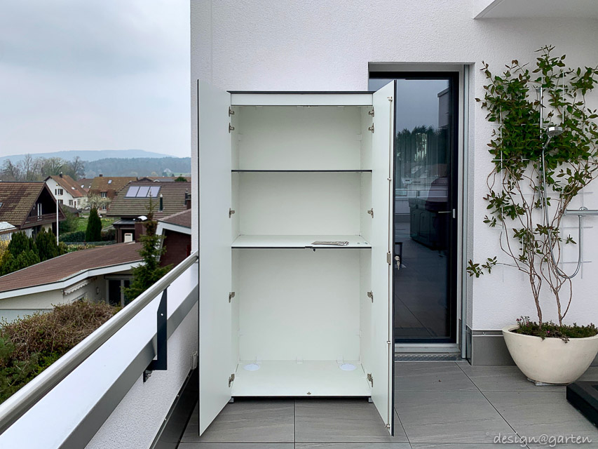 Armadio alto resistente alle intemperie su una terrazza sul tetto nella regione di Zurigo