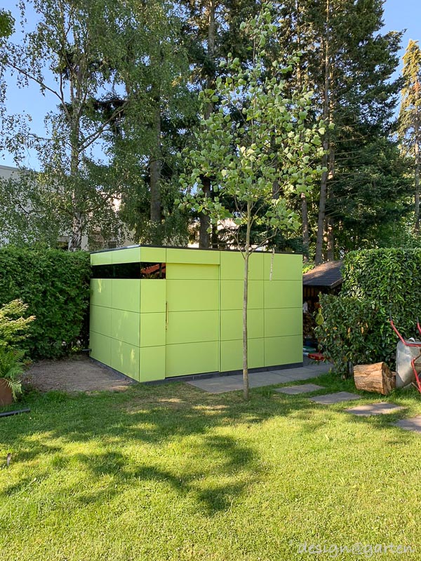 Stravagante casetta da giardino immersa nel verde