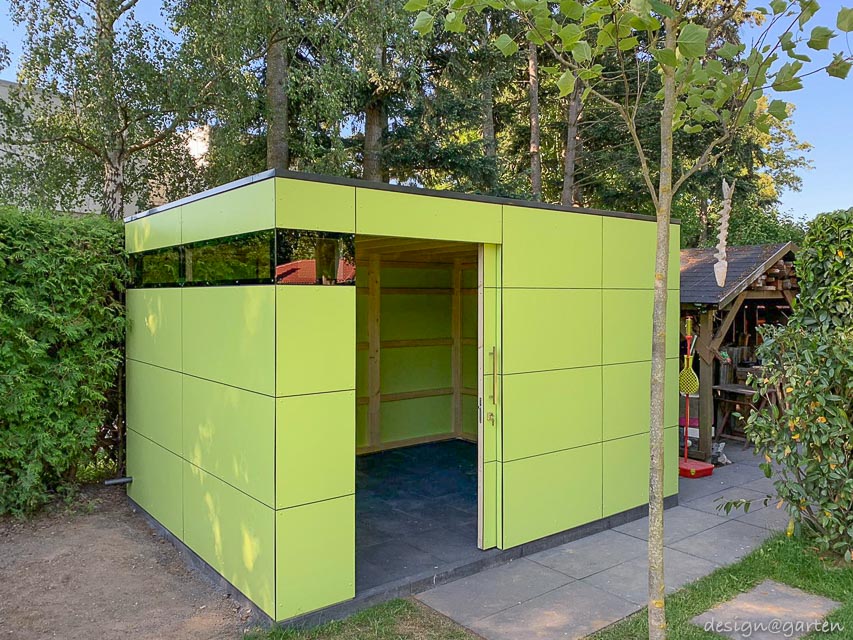 Stravagante casetta da giardino immersa nel verde