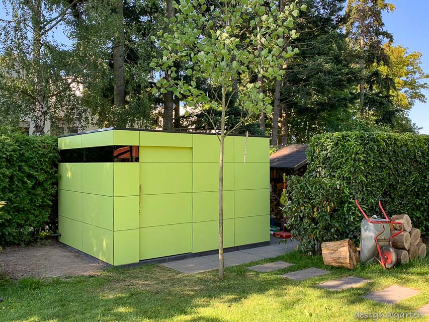 Stravagante casetta da giardino immersa nel verde