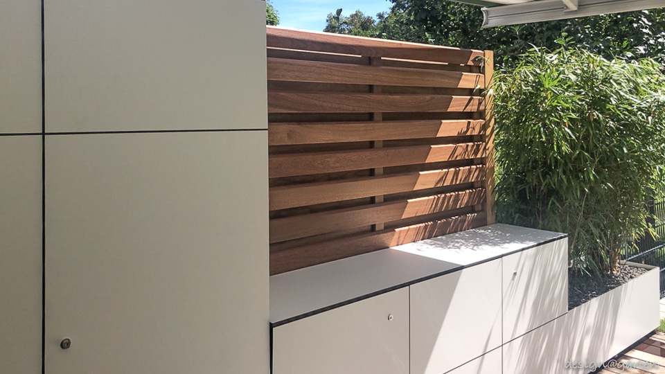 Progettazione funzionale della terrazza grazie alla combinazione di protezione dalla vista e spazio di stoccaggio