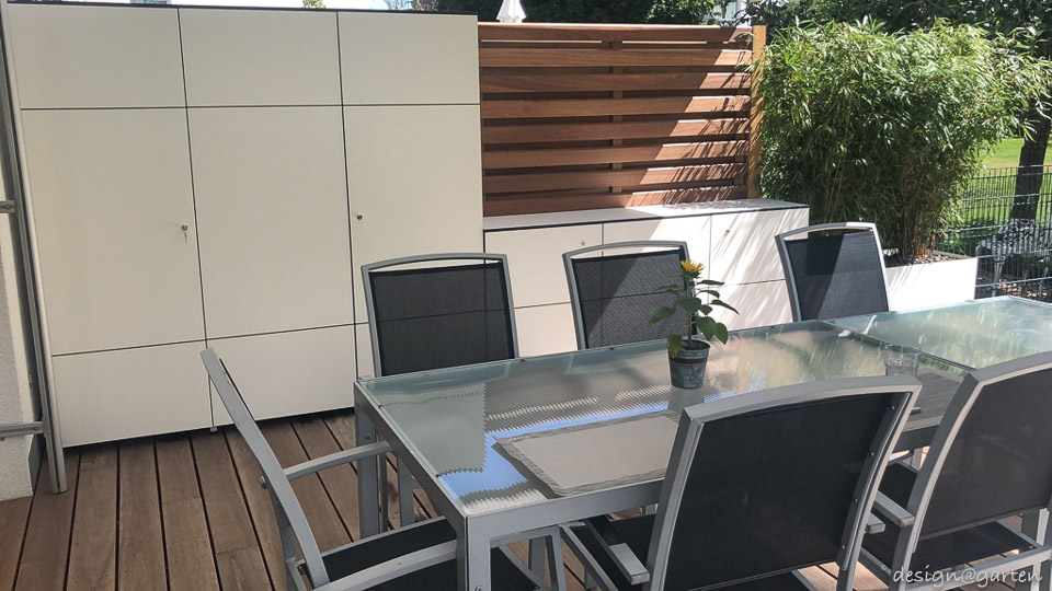 Progettazione funzionale della terrazza grazie alla combinazione di protezione dalla vista e spazio di stoccaggio