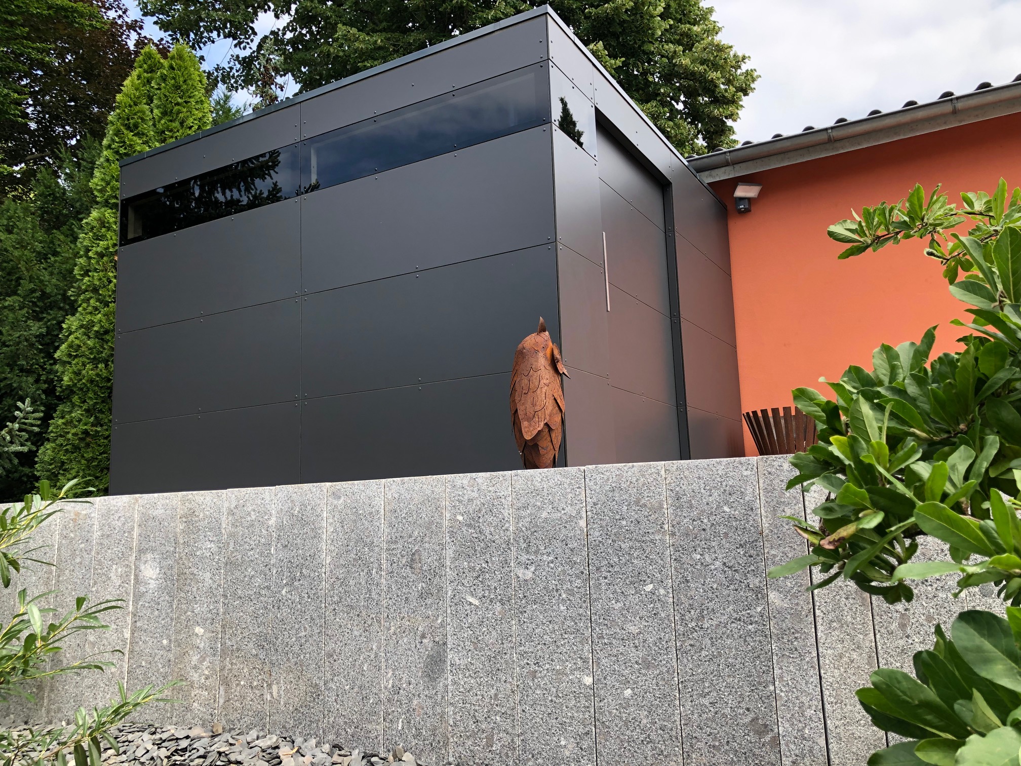 Accento architettonico in un ambiente terrazzato: integrazione perfetta su più livelli