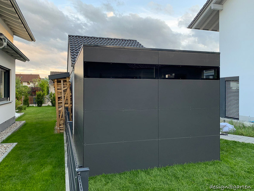 Moderno capanno per attrezzi come elemento architettonico di spicco nel giardino