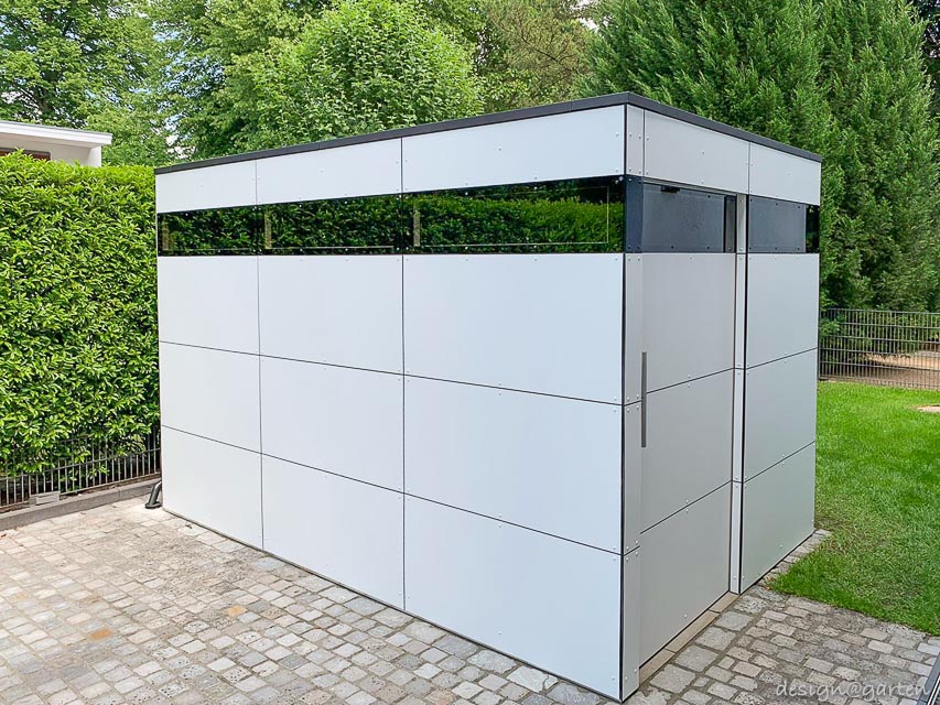 Casetta da giardino in HPL con vetrate su tutti i lati: eleganza sobria e precisione artigianale