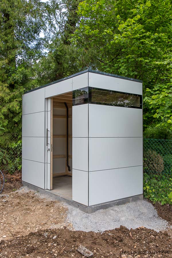 Moderna casetta da giardino con sottostruttura in legno a vista