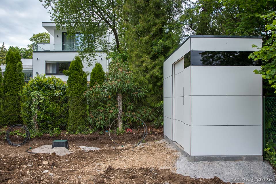 Moderna casetta da giardino con sottostruttura in legno a vista