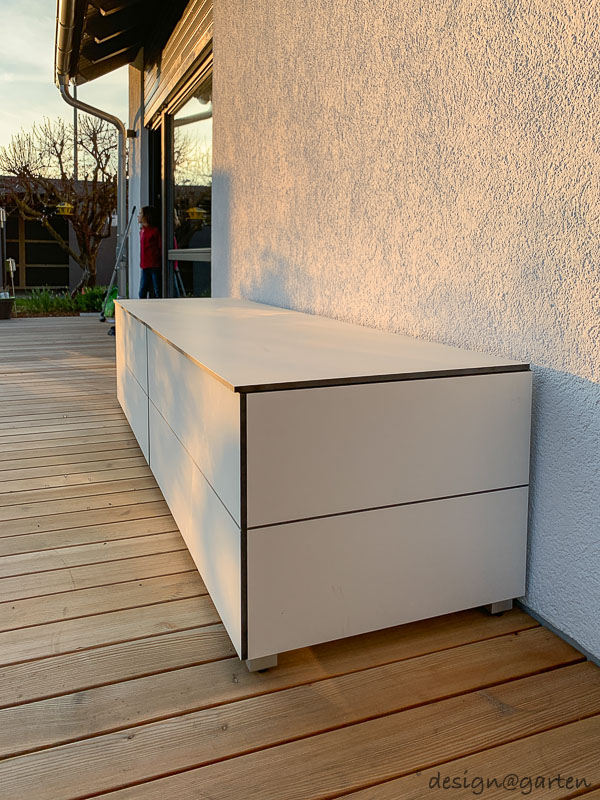 Arredamento multifunzionale per terrazze: la panca contenitore resistente alle intemperie come oggetto di design