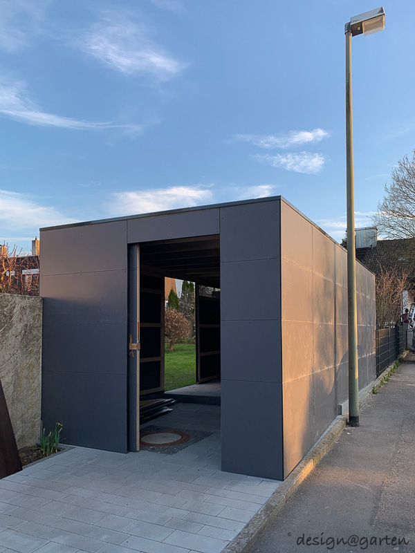 Lavoro di precisione in pendenza: spazio giardino su misura con compensazione del livello integrata