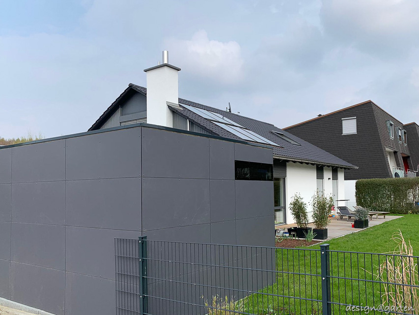 Lavoro di precisione in pendenza: spazio giardino su misura con compensazione del livello integrata