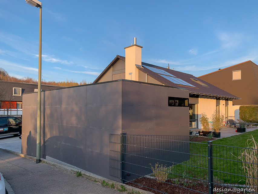 Lavoro di precisione in pendenza: spazio giardino su misura con compensazione del livello integrata