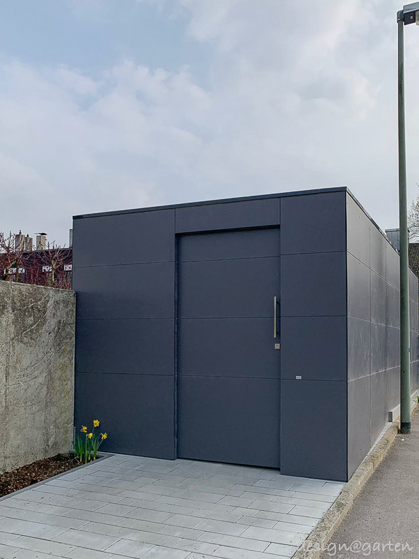 Lavoro di precisione in pendenza: spazio giardino su misura con compensazione del livello integrata