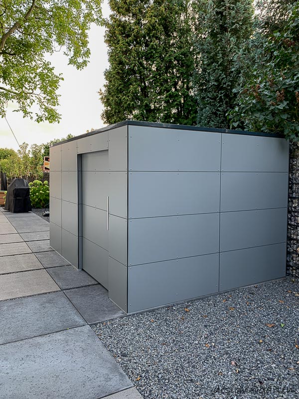 Casetta da giardino con deposito legna: soluzione architettonica in stile Bauhaus