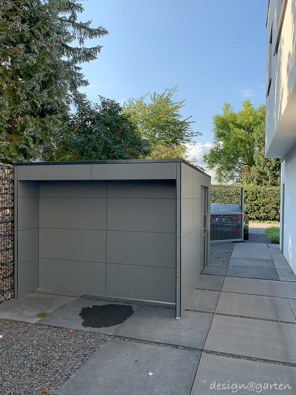 Casetta da giardino con deposito legna: soluzione architettonica in stile Bauhaus