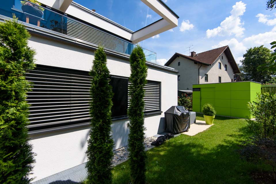 Sicurezza e tocchi di colore: la moderna casetta da giardino con tetto piano