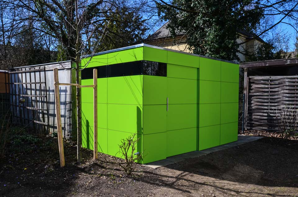 Sicurezza e tocchi di colore: la moderna casetta da giardino con tetto piano