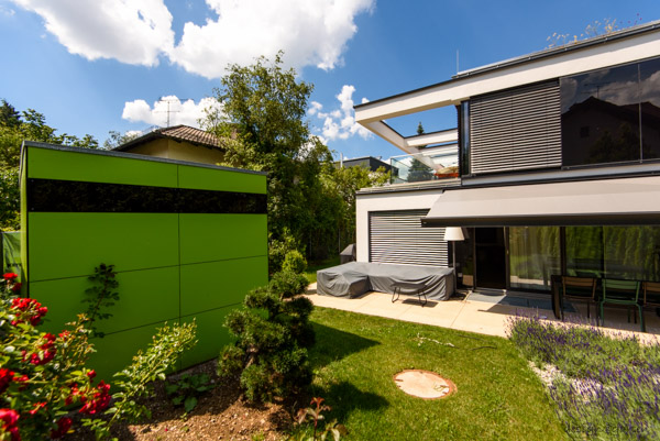 Sicurezza e tocchi di colore: la moderna casetta da giardino con tetto piano