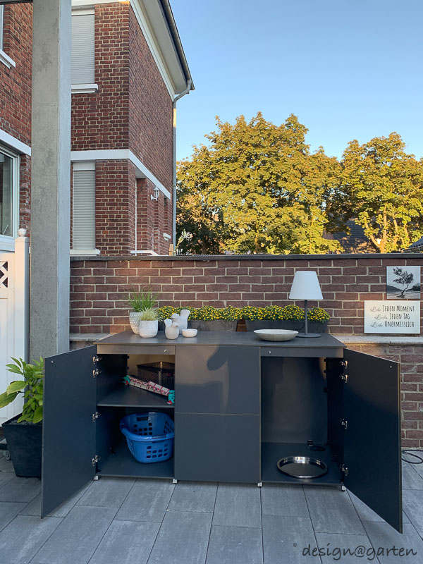 Elegante mix di materiali: l'armadio da giardino come elemento decorativo di grande impatto visivo nell'area esterna