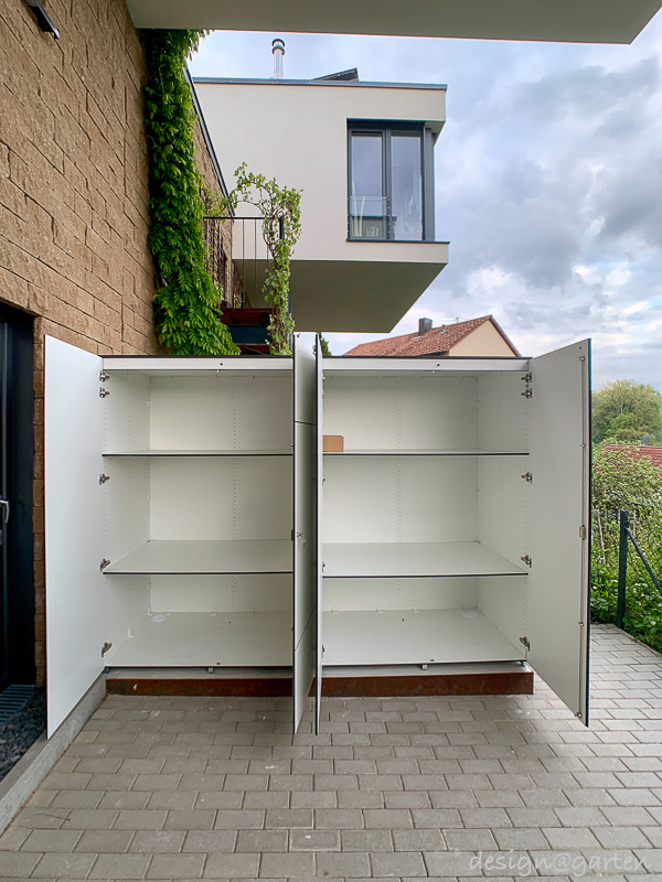 Armadio alto resistente alle intemperie su misura: volume elegante e design funzionale per il terrazzo