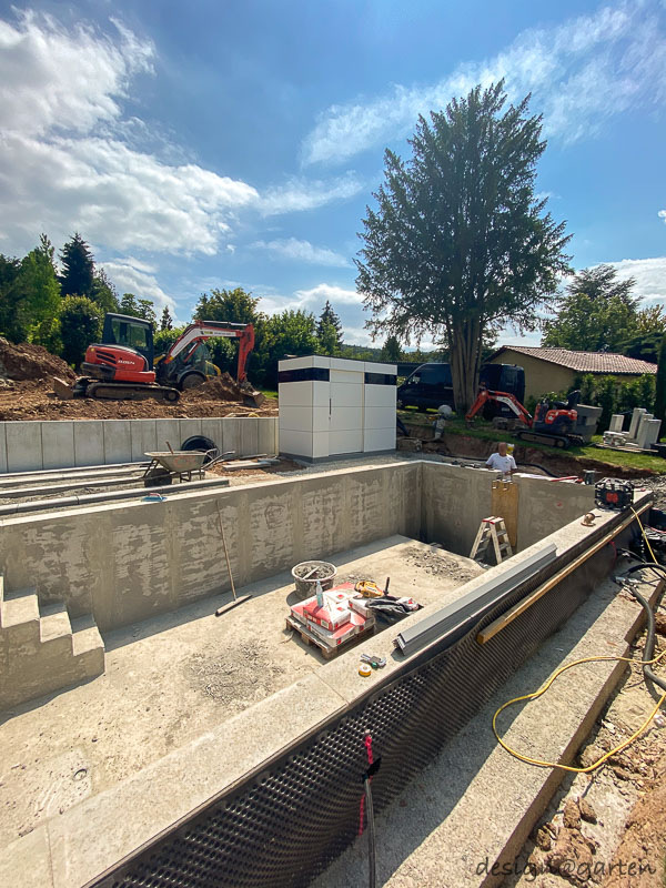 Moderna pool house con facciata in vetro: la centrale tecnica perfetta in giardino