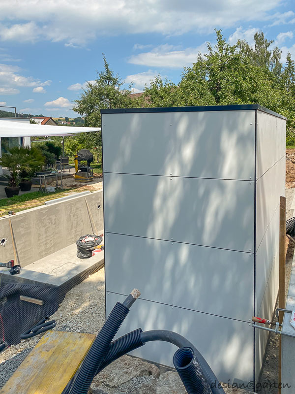 Moderna pool house con facciata in vetro: la centrale tecnica perfetta in giardino