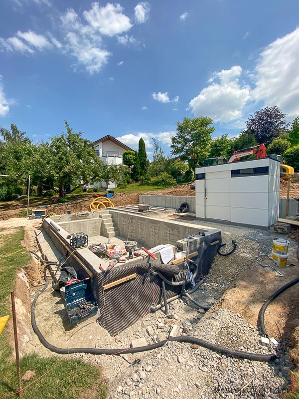 Moderna pool house con facciata in vetro: la centrale tecnica perfetta in giardino