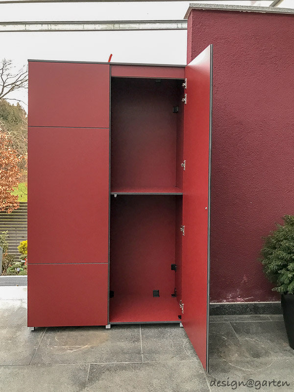 Moderni armadi da terrazza in rosso vino come accenti cromatici architettonici