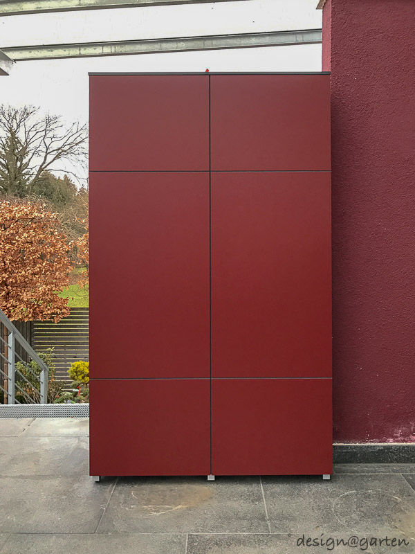 Moderni armadi da terrazza in rosso vino come accenti cromatici architettonici