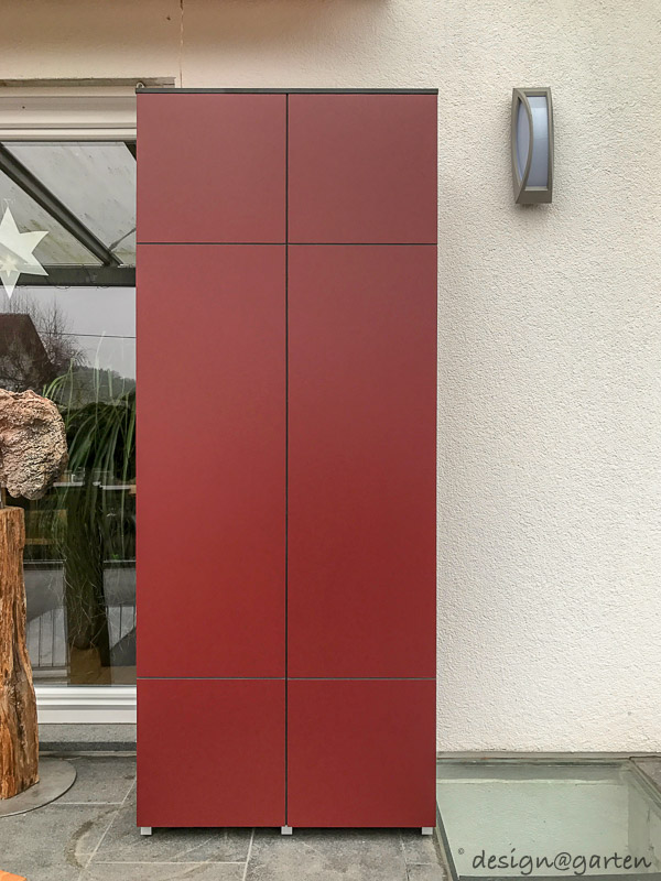 Moderni armadi da terrazza in rosso vino come accenti cromatici architettonici