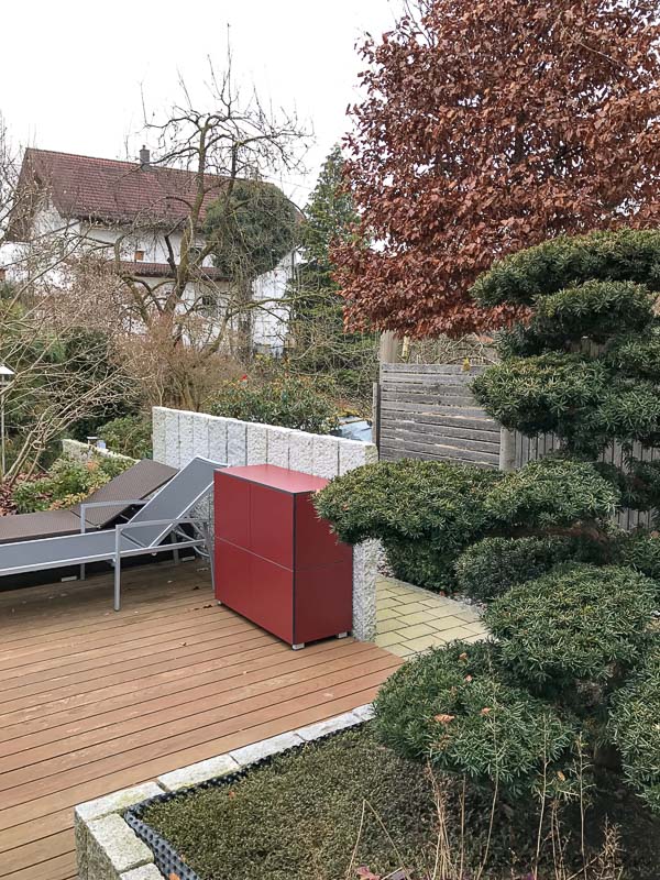 Moderni armadi da terrazza in rosso vino come accenti cromatici architettonici