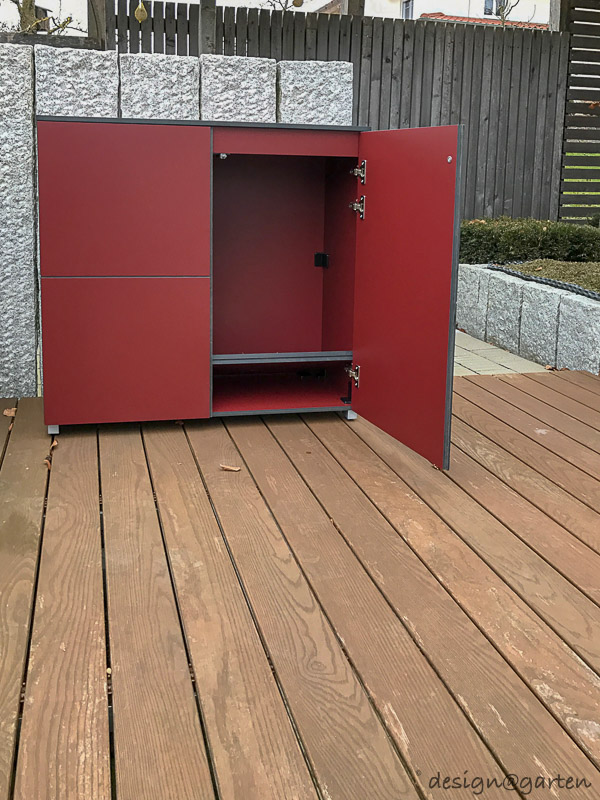 Moderni armadi da terrazza in rosso vino come accenti cromatici architettonici
