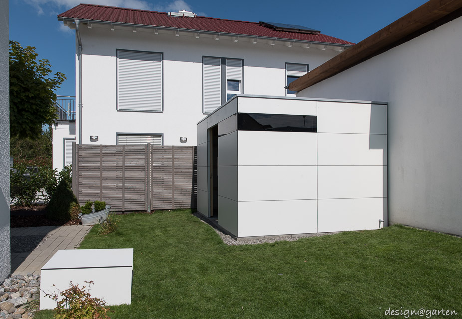 Casetta da giardino bianca di design con vetrata angolare a Friedrichshafen