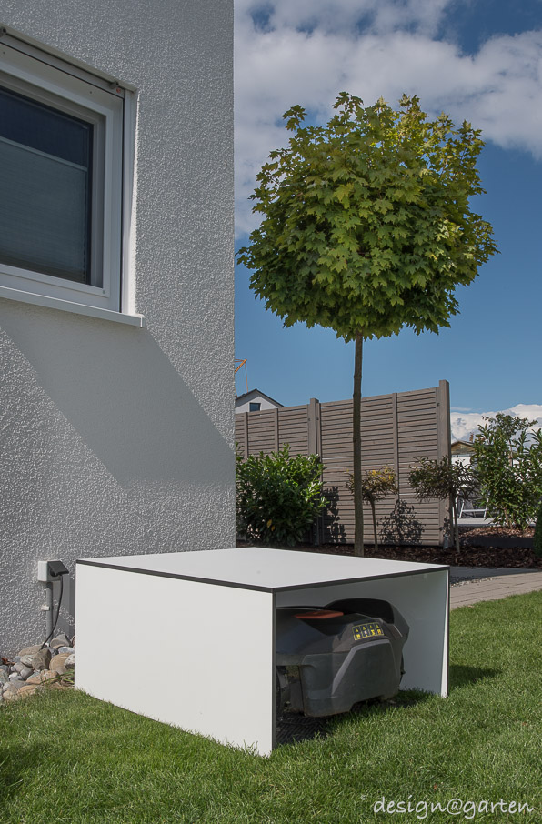 Casetta da giardino bianca di design con vetrata angolare a Friedrichshafen