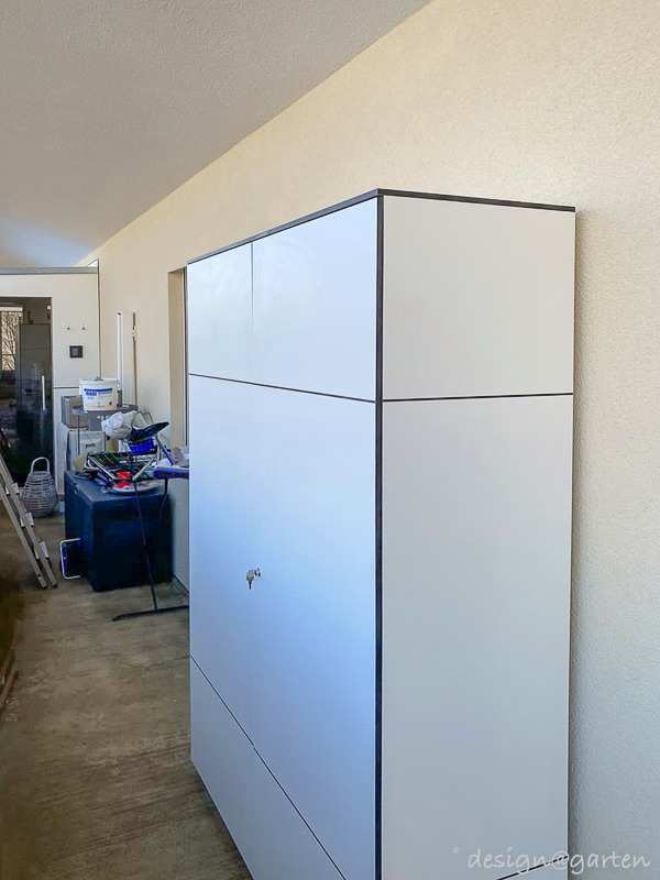 Armadio bianco da balcone come complemento wellness a Graz