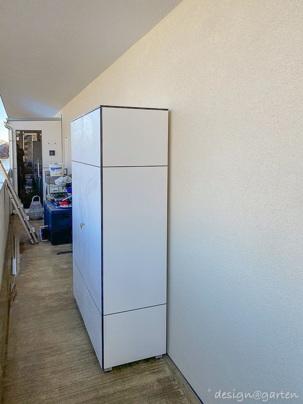 Armadio bianco da balcone come complemento wellness a Graz