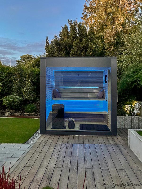 Sauna da giardino di design con vetrate panoramiche ad Augusta