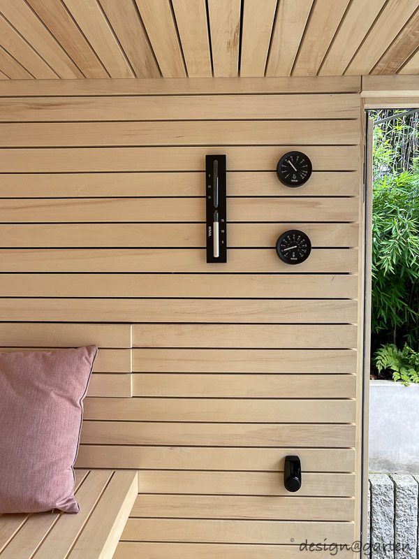 Sauna da giardino di design con vetrate panoramiche ad Augusta