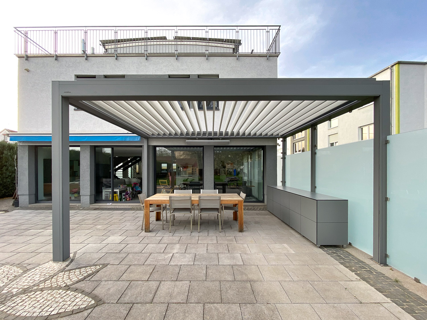 Credenza da esterno su misura lunga 3 metri per la terrazza, colore grigio