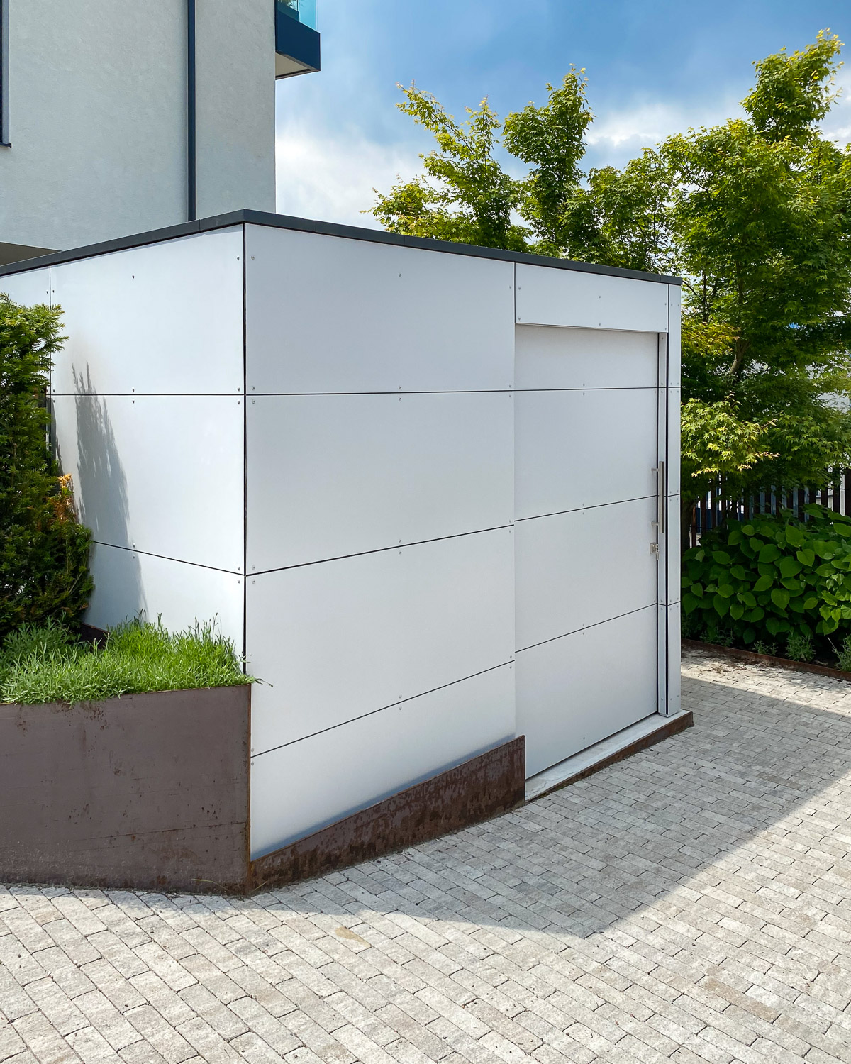 Casetta da giardino integrata in un ripido vialetto d'accesso al lago Wörthersee