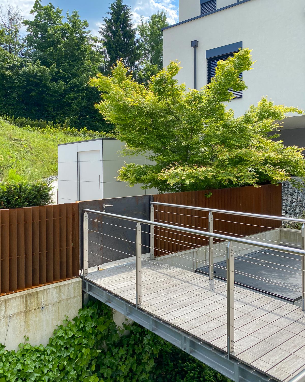 Casetta da giardino integrata in un ripido vialetto d'accesso al lago Wörthersee