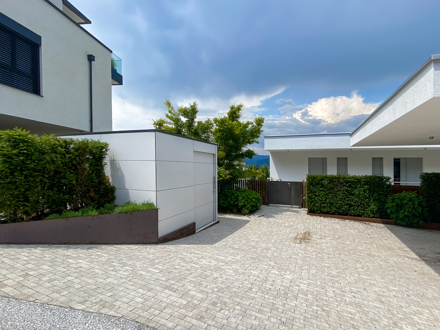 Casetta da giardino integrata in un ripido vialetto d'accesso al lago Wörthersee