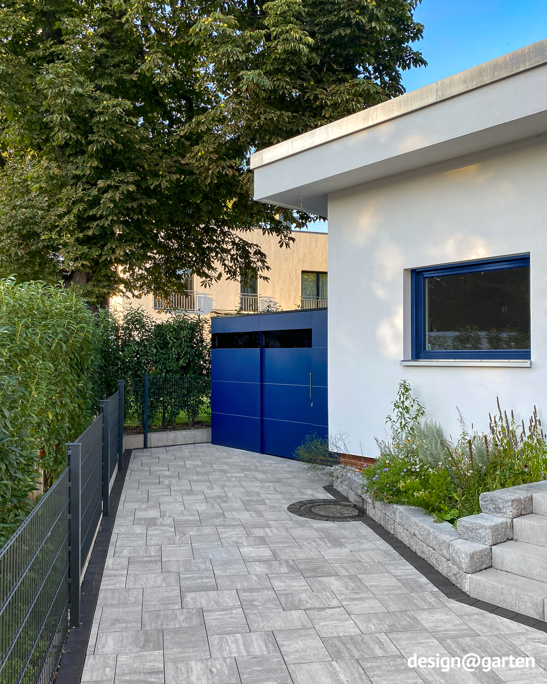 Casetta degli attrezzi con passaggio al giardino in blu reale (TRESPA)