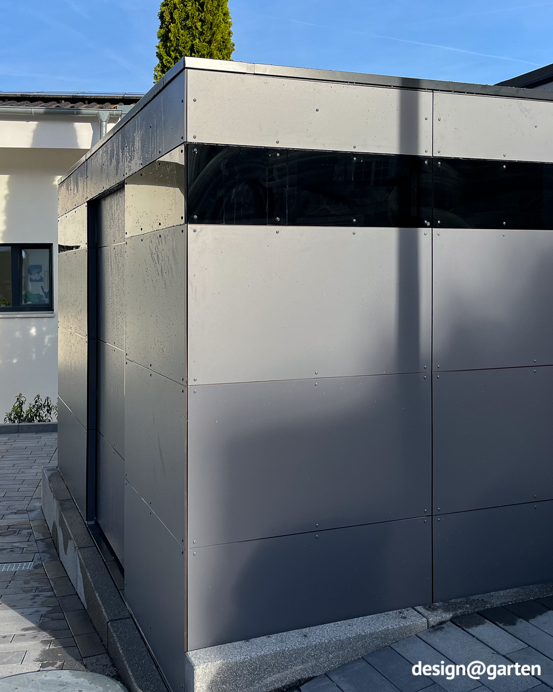 Capanno grigio con vetri ESG e servizio di montaggio