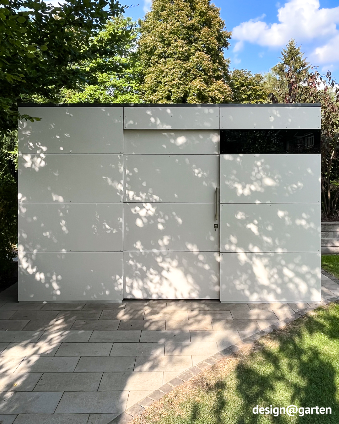 Casetta da giardino bianca a bordo piscina vicino a Torino